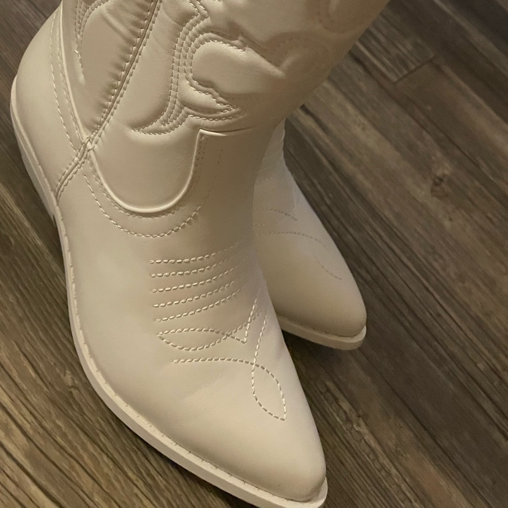 NEW White Cowboy Boots, Size 7.5 🤠 - Picture 5 of 6